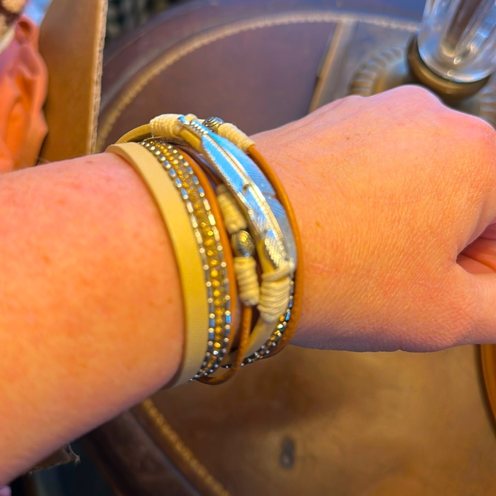 QUADRUPLE MAGNETIC WRAP BRACELET tan and brown with a feather in silver metal